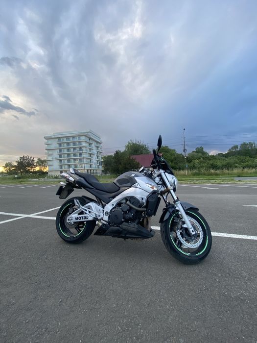 Motocicleta Suzuki gsr 600