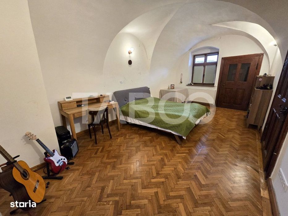 Apartament decomandat de vanzare cu pivnita in Centrul Istoric Sibiu