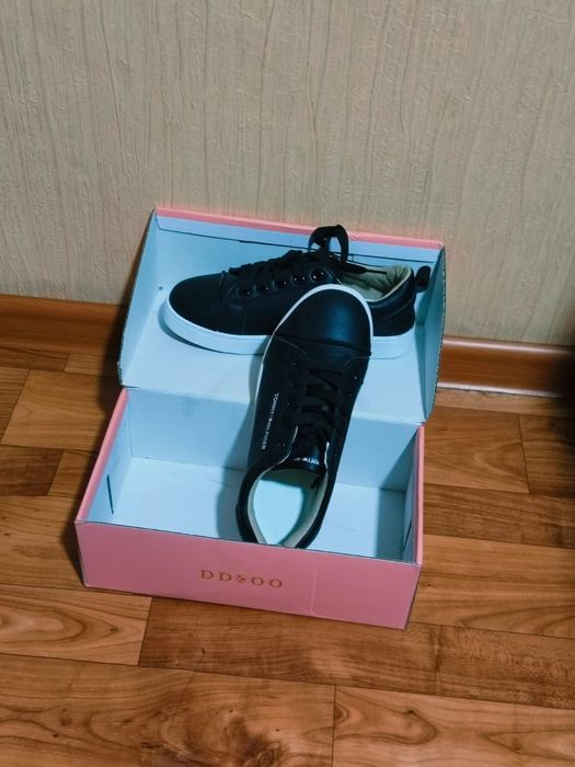 Кросовки новые продам