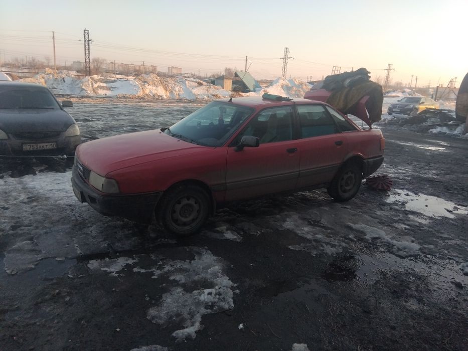 Автомобиль ауди 80