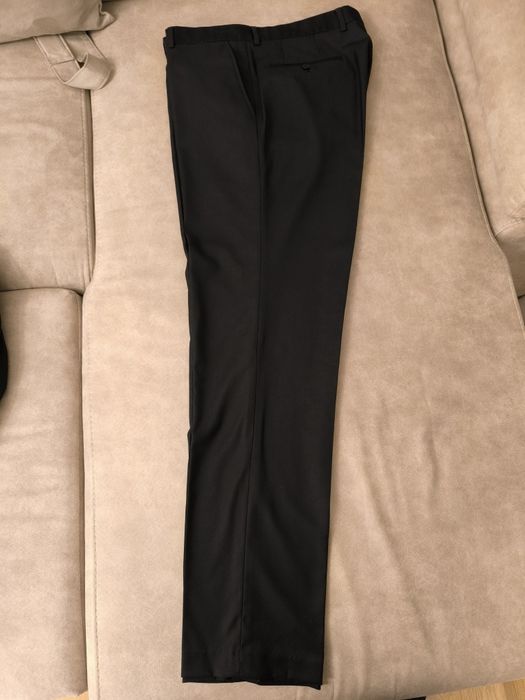 Продавам черен  костюм MONNI