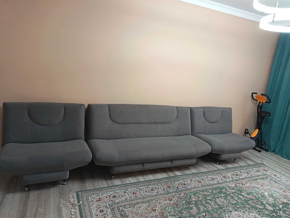 Продам диван с двумя креслами