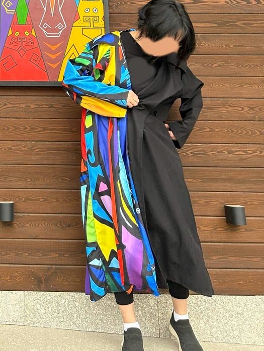 Стильный плащ с арт-принтом