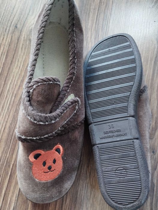 Пантофи- немски и български.