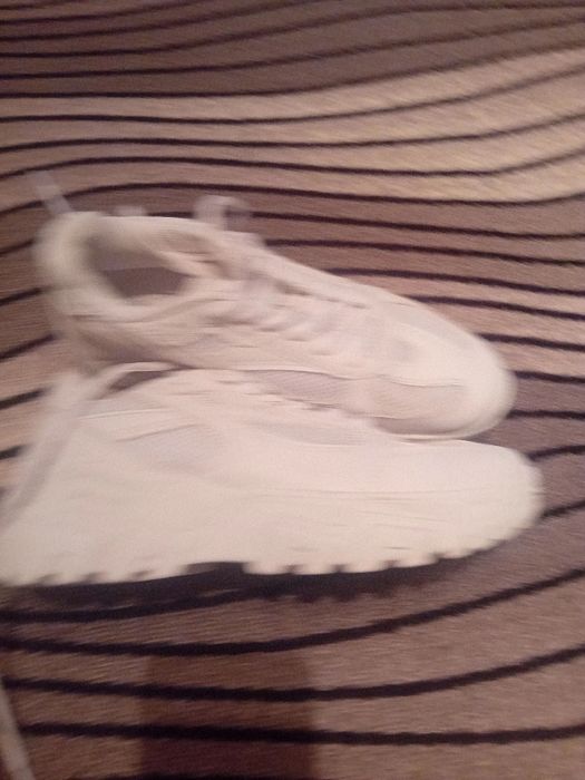 Бели маратонки от