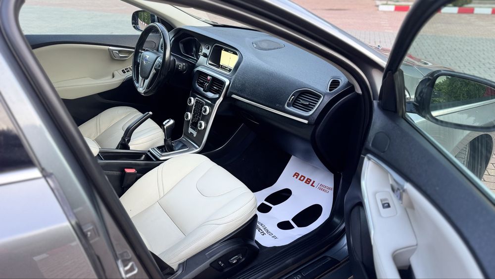 VOLVO V40 D4//  Xenon// Panoramic //Navigatie // Camera marsalirr // Park Assist //