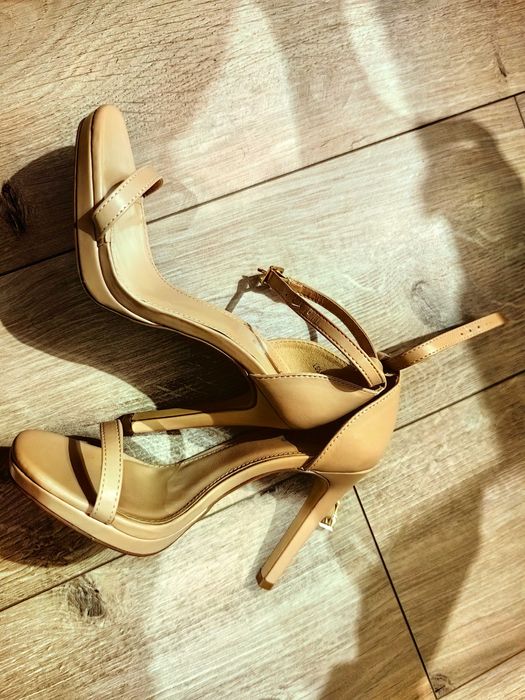 Нови бежови сандали