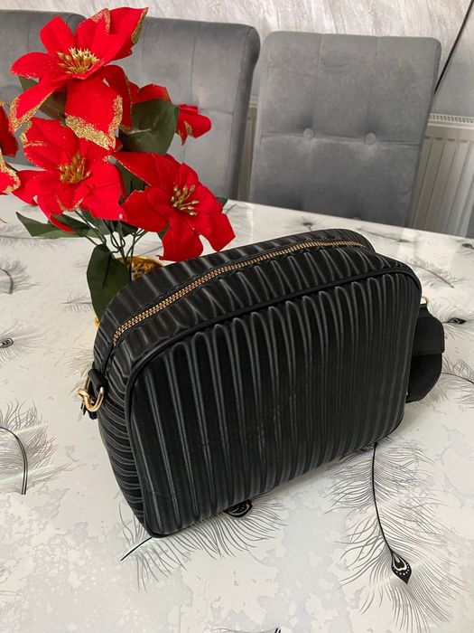 Geantă Guess neagra !