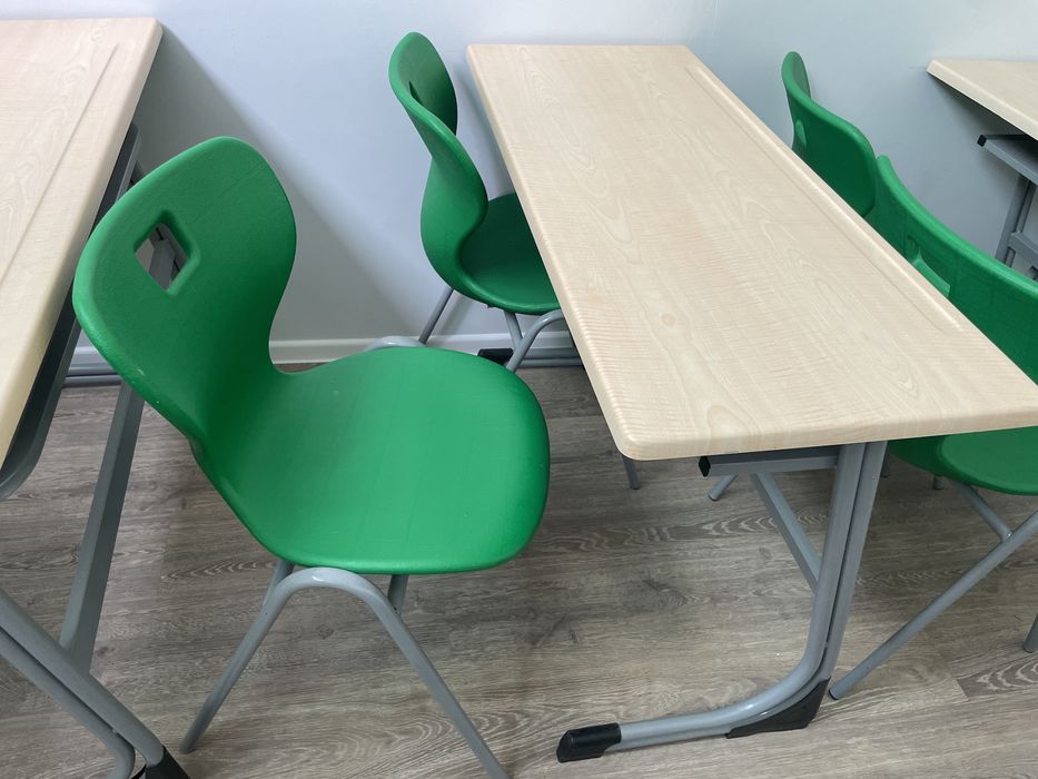 Парта школьная. Стульчики