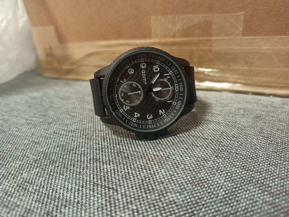 Стильные часы с силиконовым ремешком. Новое.