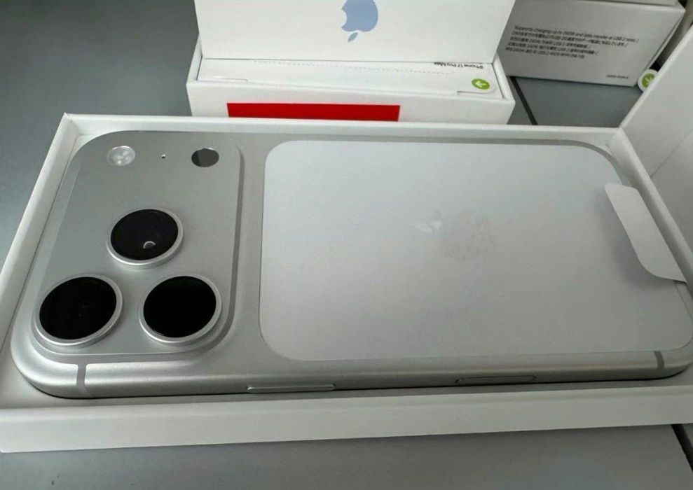 Айфон iPhone 17 pro,max  11