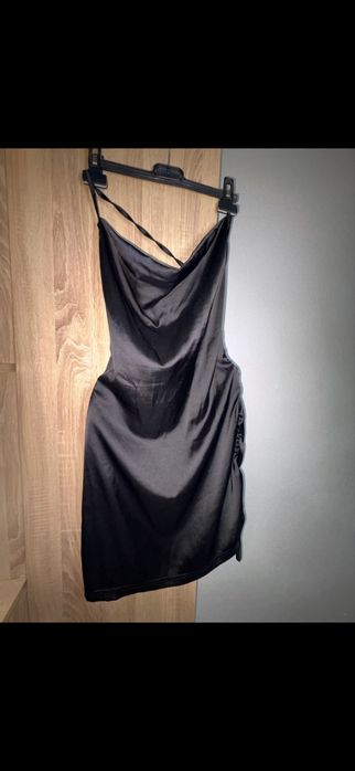 Къса сатенена рокля с гол гръб