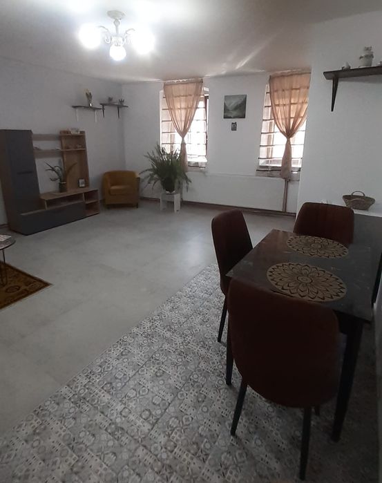 Proprietar.  -  inchiriez  apartament la casa (cu toate taxele incluse) in centrul Sibiului pe minim 1 an