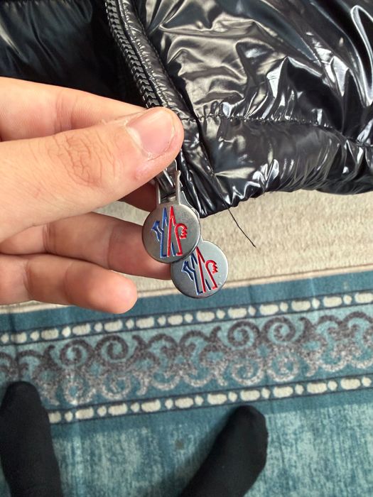 Елек на Moncler Real закупен от от магазин на Moncler в Холандия носен е няколко пъти но е много запазен за повече информация на лс!