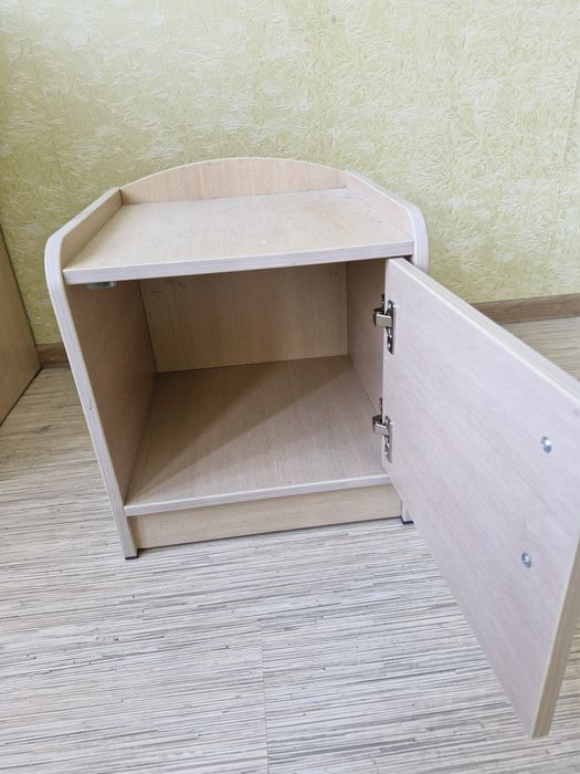 Тумбочка с дверцей
