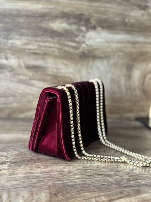 Малка чанта със златиста верижка