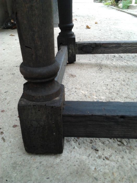 Стара маса  възрожденски стил на над 100години