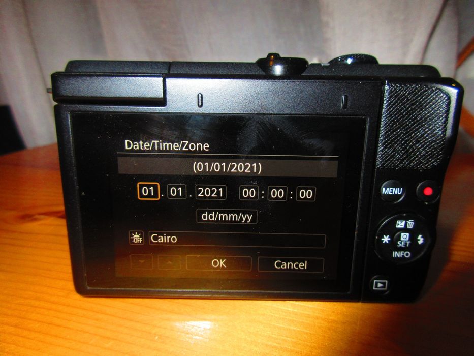 Продавам фотоапарат Canon EOS M200 + 16gb SD карта