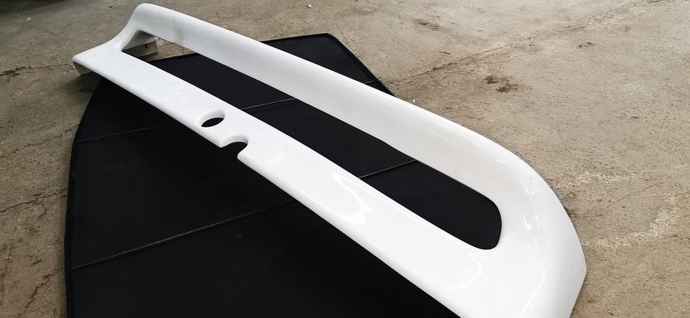 Спойлер универсальный белый сверху, снузу красная подсветка. Автомобил