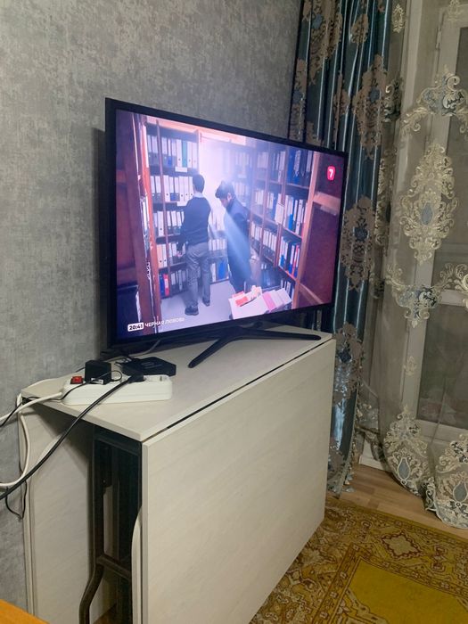 Продается белый стол 3-метровый