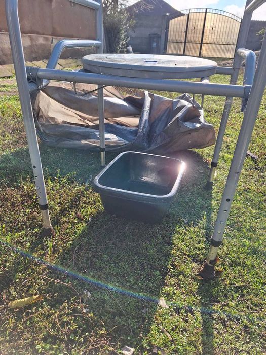 Scaun cu wc de camera si cadru metalic