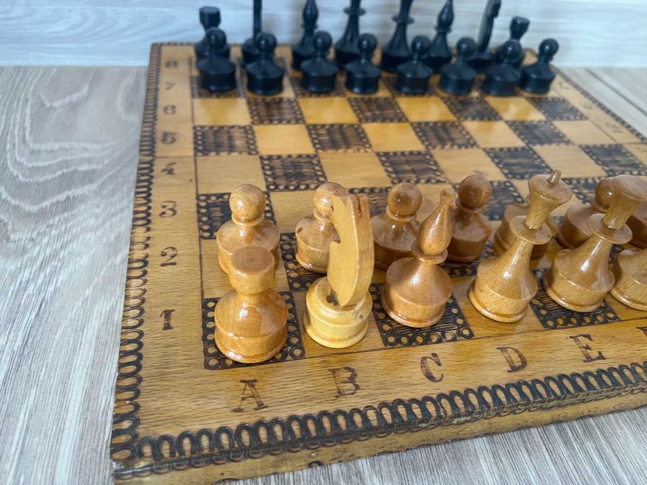 Шах с дървени фигури