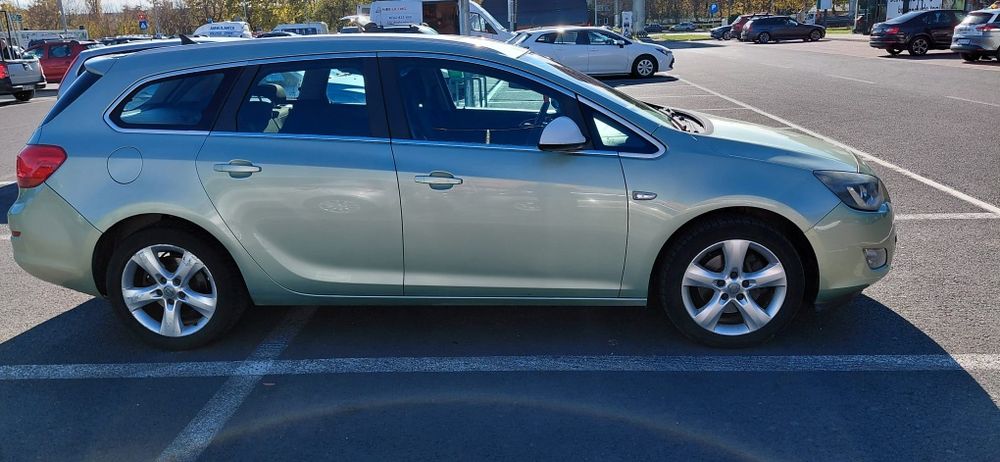 Vând Opel Astra J 2.0 CDI 2011