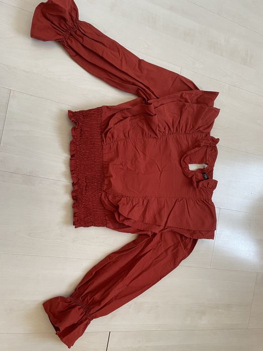 Чисто нова червена блуза