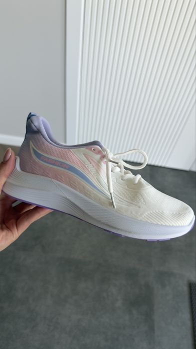 Продам женские  Кроссовки