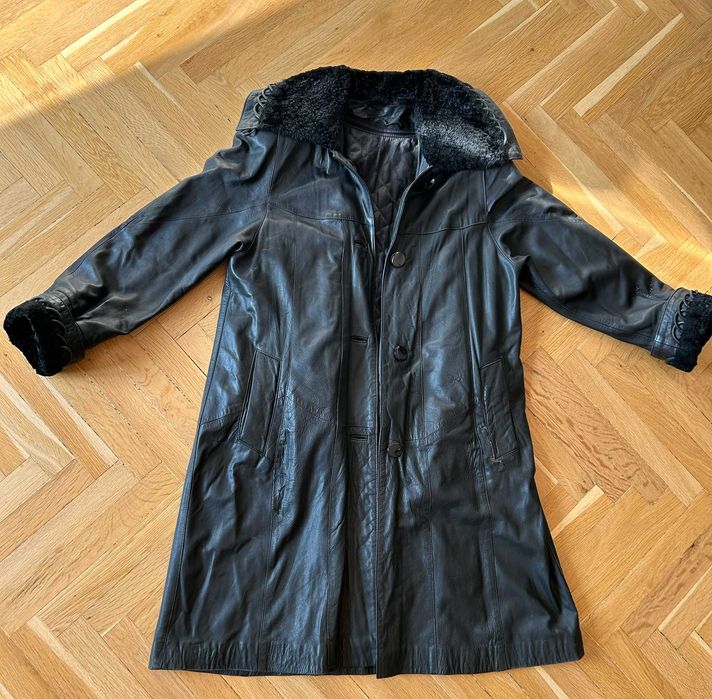 Дамско зимно дълго яке от естествена кожа.