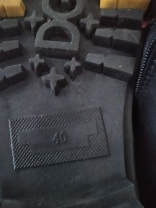 Продам женские ботинки