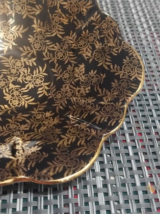 "Royal Stuart" две декоративни чинии със златна "шинуазри" декорация.