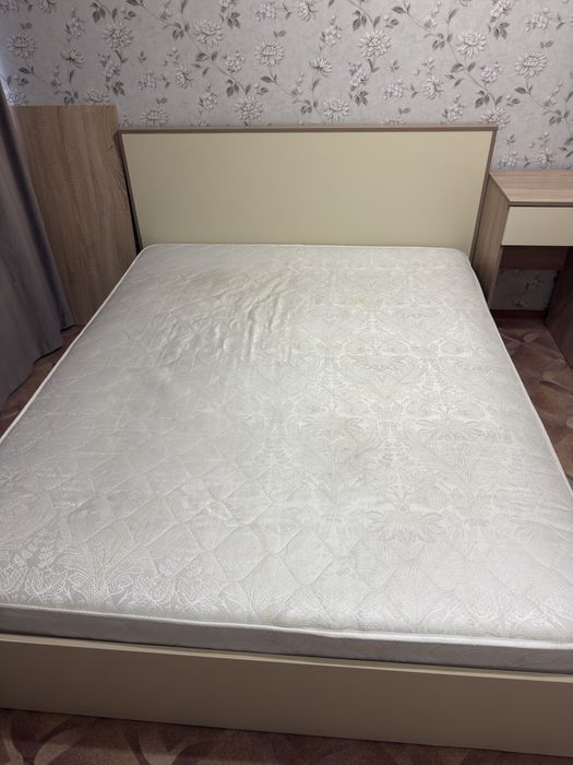 Продам кровать со столиком