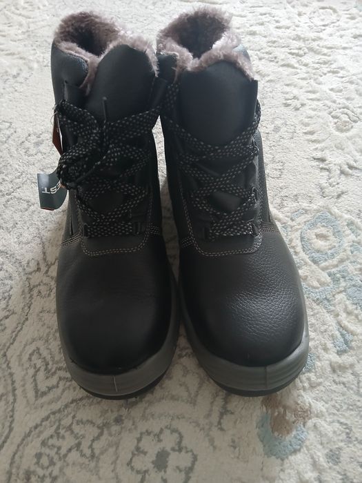 Продаётся комплект комбез ботинки куртка