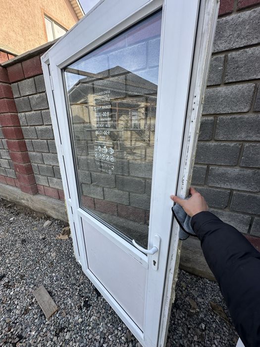 Пластиковая дверь