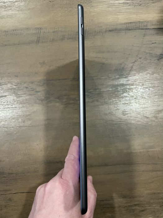 iPad 8th Gen. 32 GB + cablu + husă (A2270)
