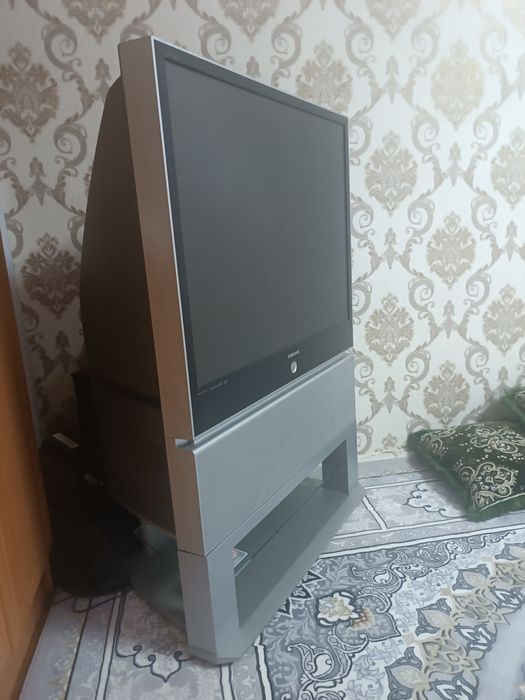 Samsung televizor holati yaxshi 50 dan ortiq rus kanal bor kelishiladi