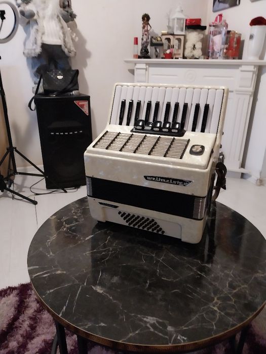Acordeon weltmeister cu 40 basi în stare impecabila,  compresie maxima