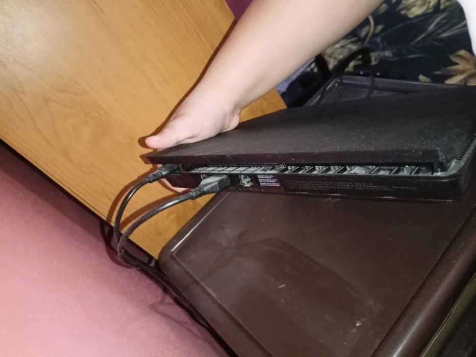 Продавам ps4 slim 500gb на една година
