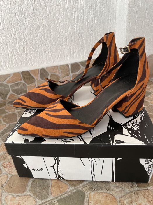 Sandale cu toc gros animal print