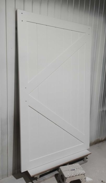 Ușă glisantă tip hambar (barn door), la comandă