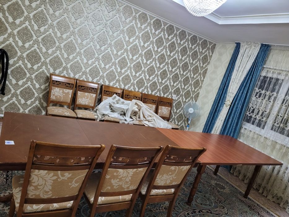 Стол и стулья для гостинной