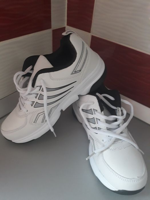 Vand adidași noi 37