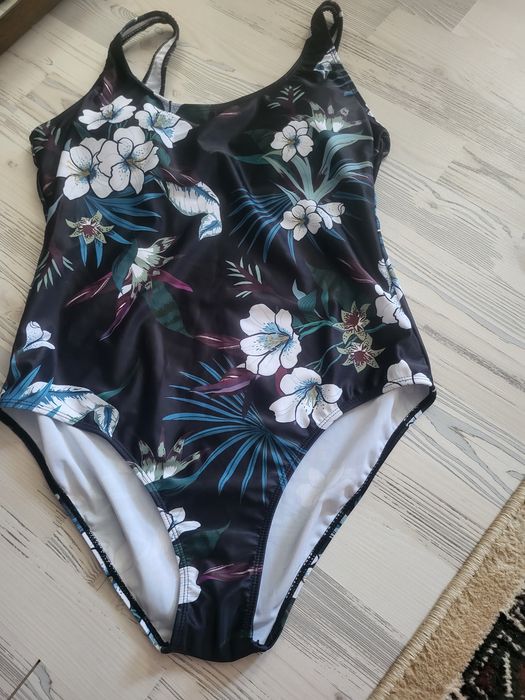 Vând Costum Baie