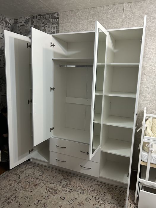 Распашной шкаф с зеркалами