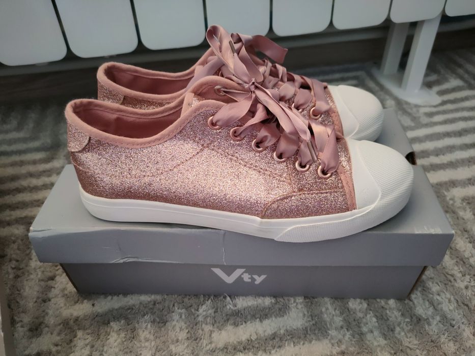 Обувки 9 лв чифта