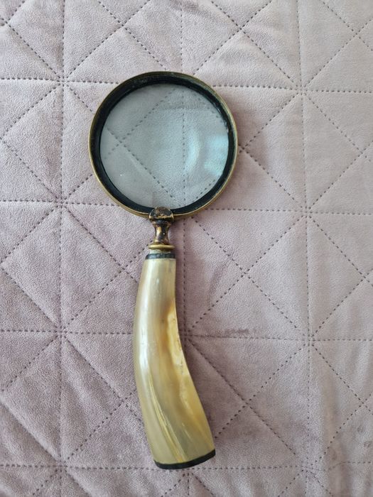 Lupă mare de colecție din alamă cu mâner din corn natural, lungime 26 cm