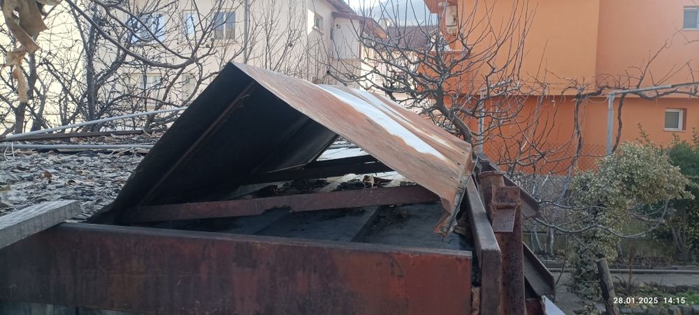 Желязна врата с каса и козирка