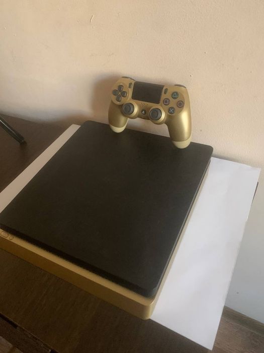 PlayStation 4 черный и золотой