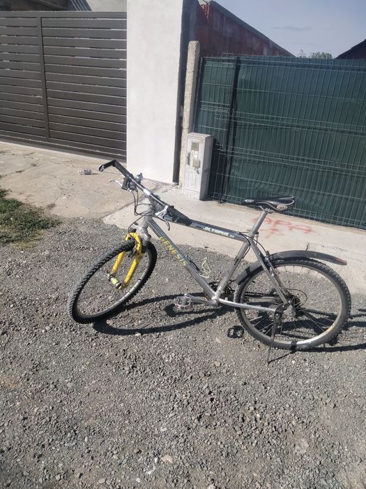 Vând bicicletă Genesis
